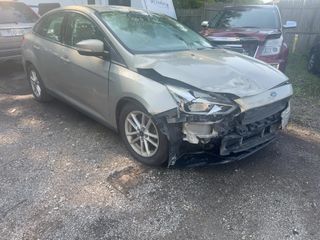 2015 Ford Focus SE - Exterior Front Right Corner Image